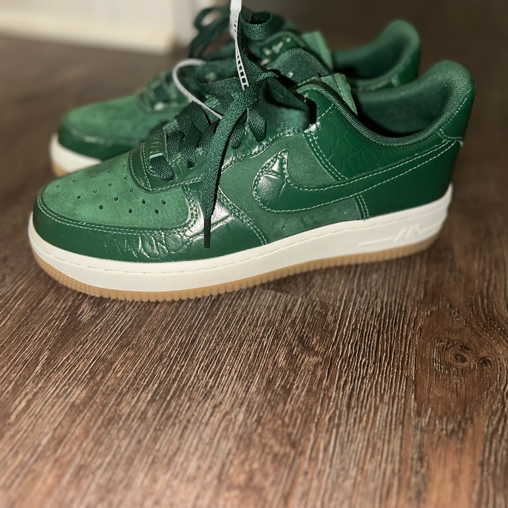 Nike Air Force 1 Green Sneakers
